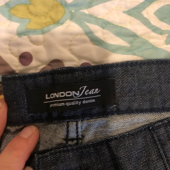 VICTORIA SECRET LONDON JEAN SHORTS NWOT - Picture 4 of 4